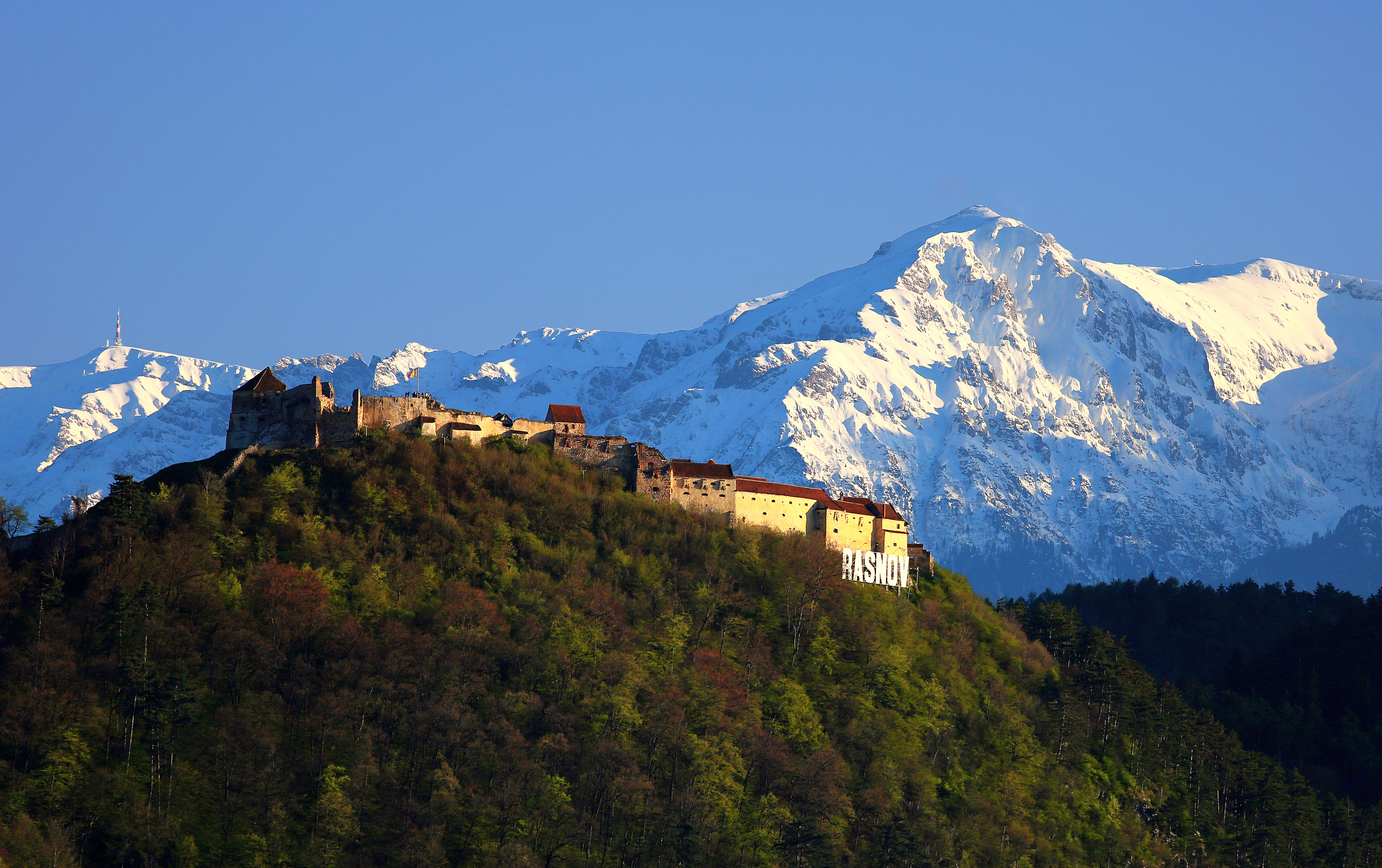 Cetatea_Râșnov,_văzută_din_șoseaua_Cristian-Râșnov.