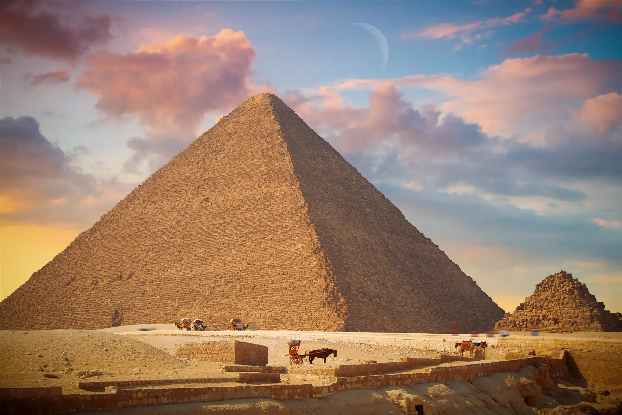 la-gran-piramide-de-giza-levantada-por-el-faraon-keops-de-la-dinastia-iv_00000000_bd965db4_250822085404_2000x1333