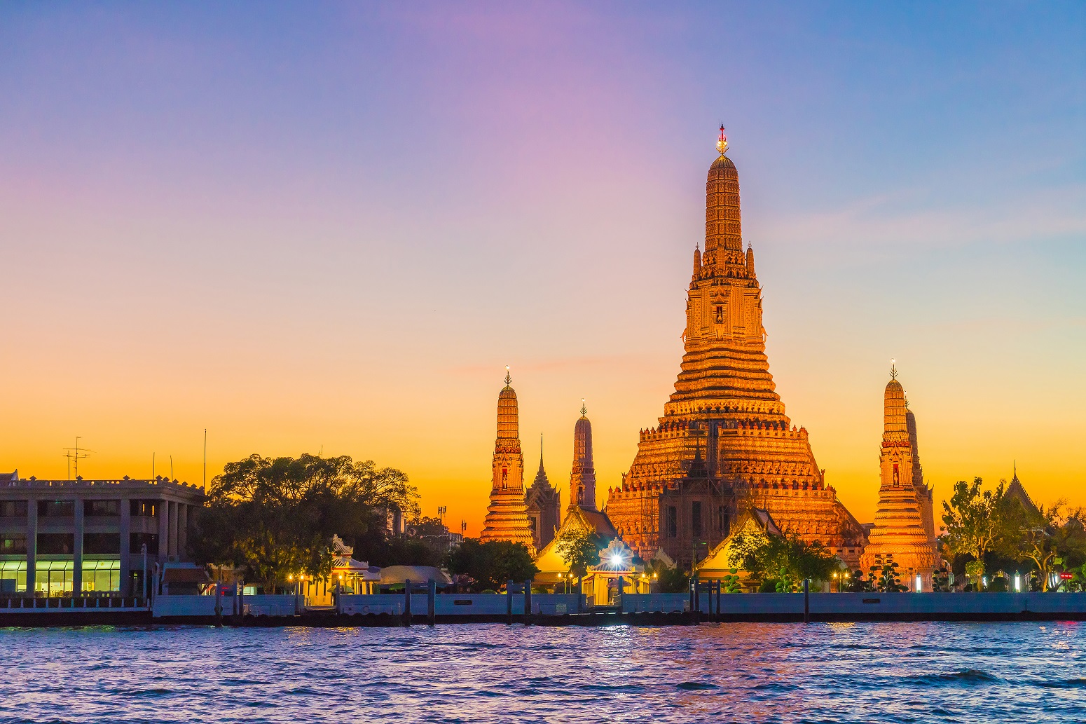Davalia travel - wat arun temple at twilight in bangkok thailand