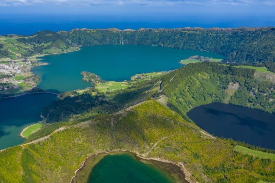 1705420611-vista-aerea-de-sete-cidades-no-lago-azul-na-ilha-sao-miguel-acores-portugal.-foto-feita-de-cima-por-zangao.