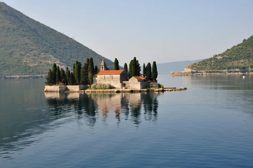 Montenegro: El fiordo del Adriático donde la historia se viste de gala