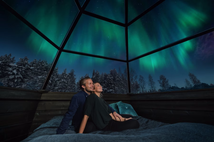finlandia-laponia-aurora-boreal-desde-iglu-pareja