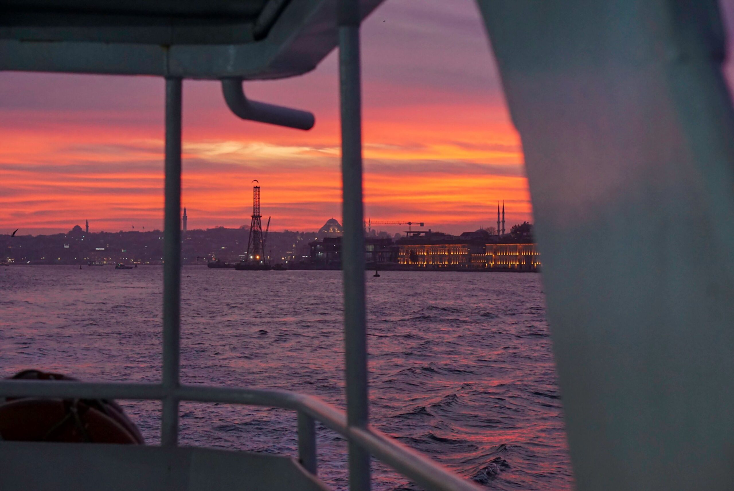 Cruzar el Bósforo en ferry al atardecer