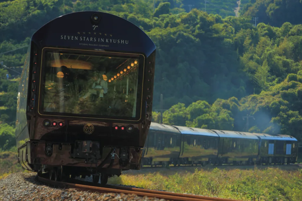 Japón en tren: los trenes panorámicos de lujo y cómo construir un viaje alrededor de ellos
