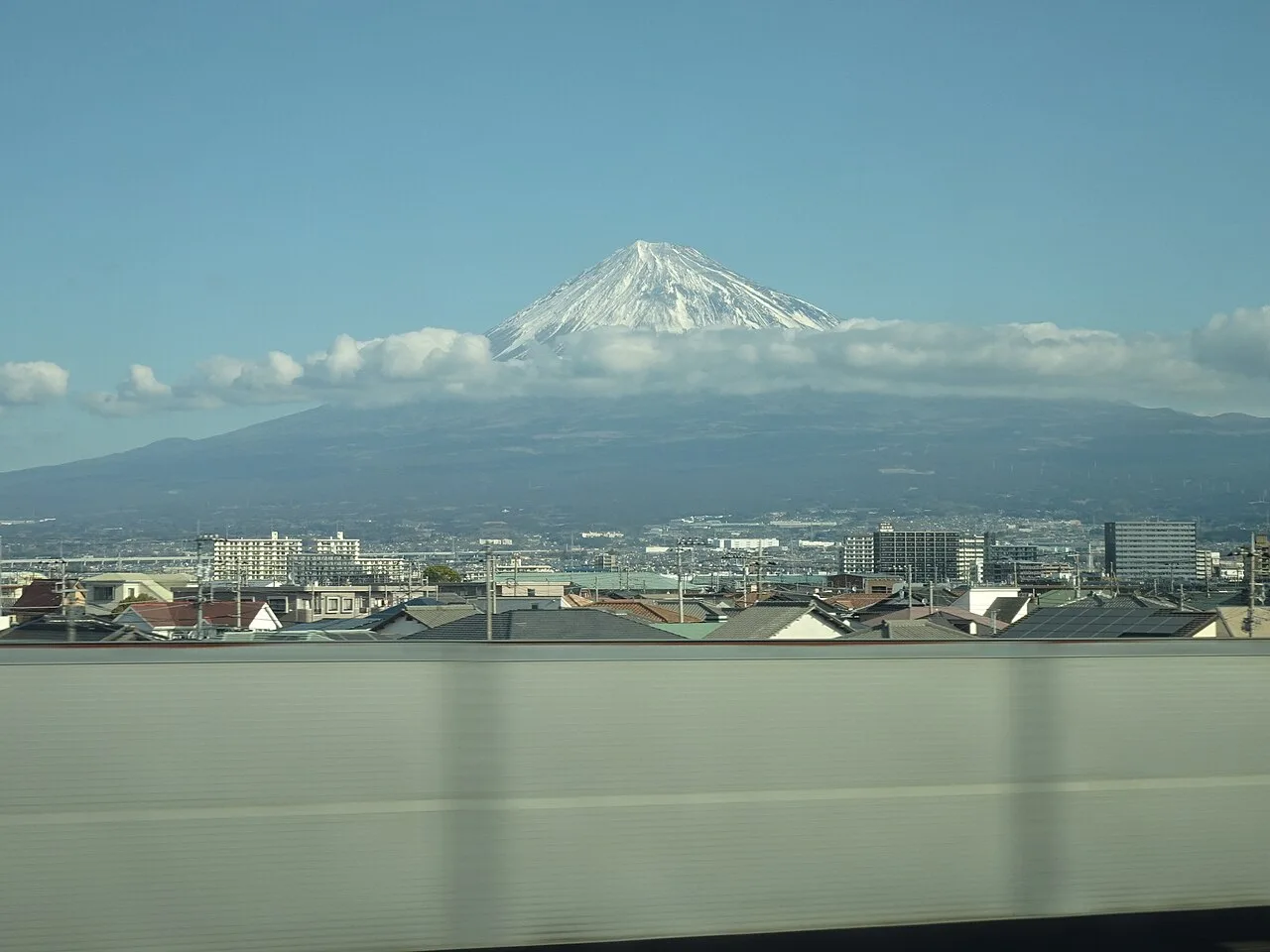 Trenes de lujo en Japón: vista del monte Fuji desde el tren en movimiento