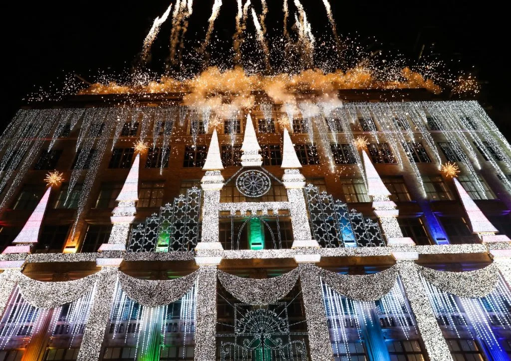 fachada de Saks en navidad