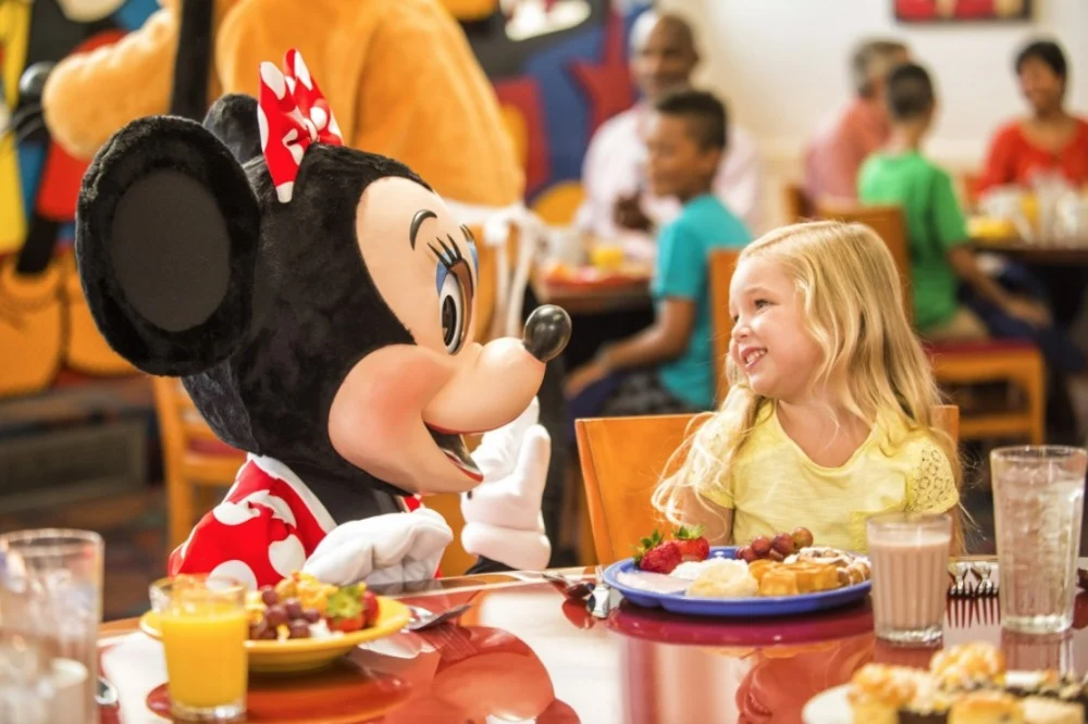 Niña en un restaurante con Minnie Mouse