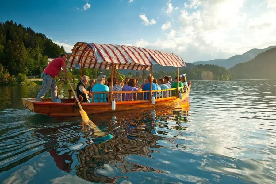 lake-bled-pletna